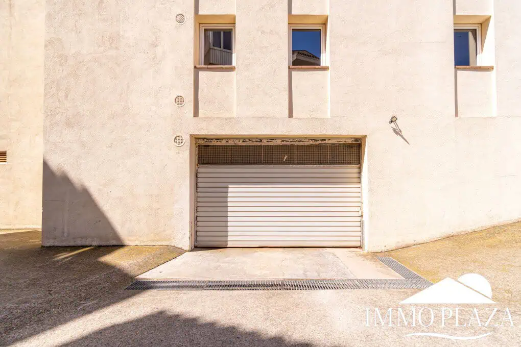 Appartement moderne avec vue sur le canal, 2 chambres, grande terrasse 40m2, débarras et parking. Piscine, jardin et amarrage commun.