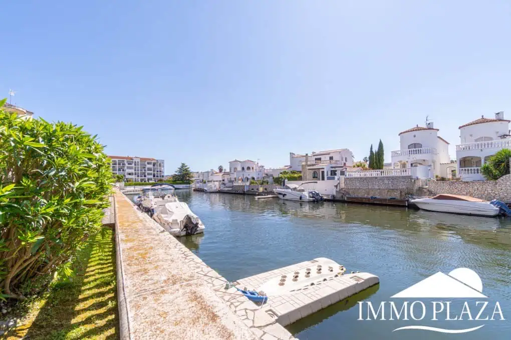 Appartement moderne avec vue sur le canal, 2 chambres, grande terrasse 40m2, débarras et parking. Piscine, jardin et amarrage commun.