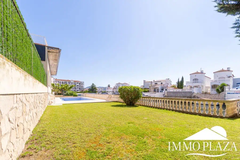 Appartement moderne avec vue sur le canal, 2 chambres, grande terrasse 40m2, débarras et parking. Piscine, jardin et amarrage commun.