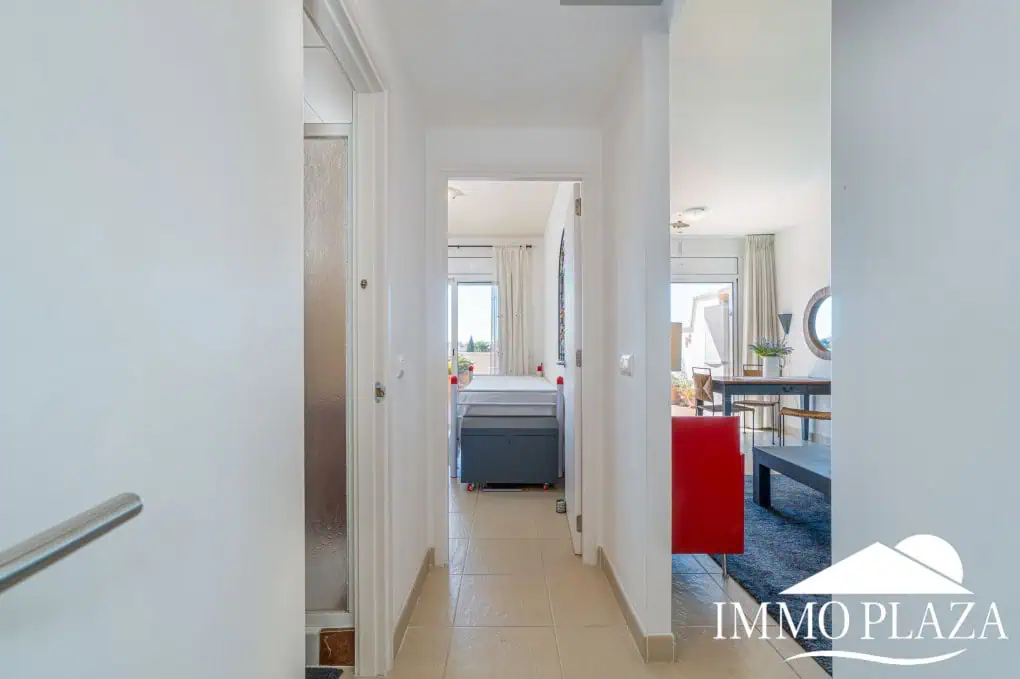 Appartement moderne avec vue sur le canal, 2 chambres, grande terrasse 40m2, débarras et parking. Piscine, jardin et amarrage commun.