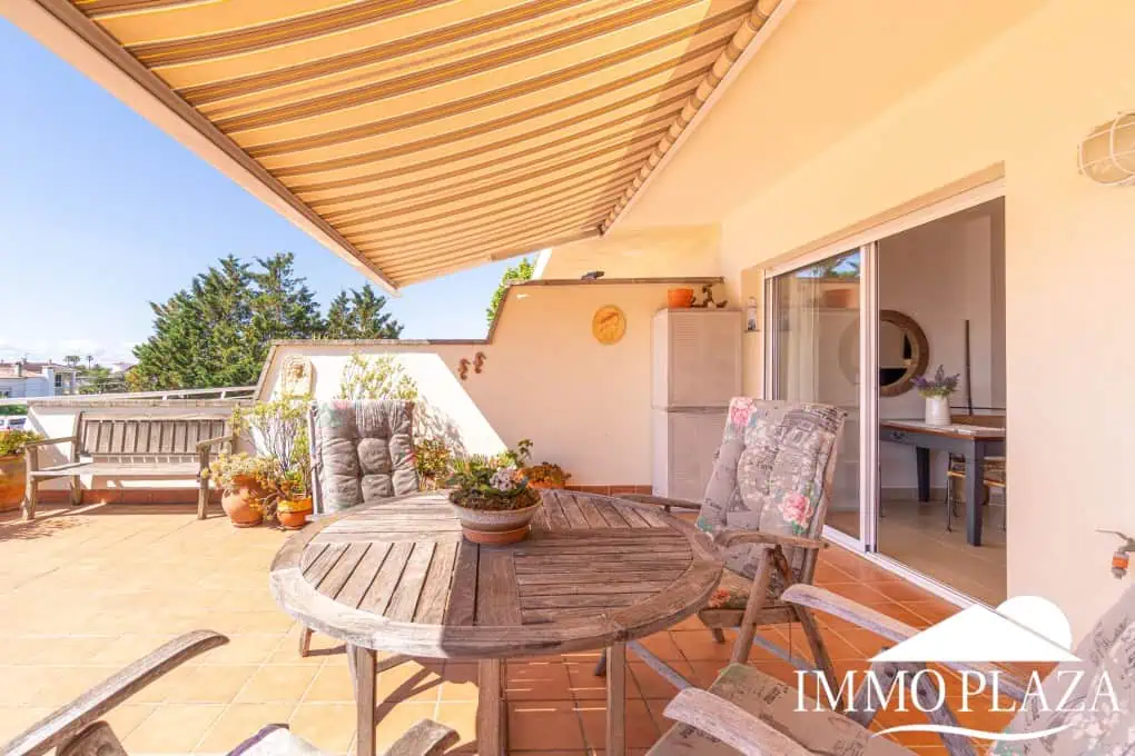 Appartement moderne avec vue sur le canal, 2 chambres, grande terrasse 40m2, débarras et parking. Piscine, jardin et amarrage commun.