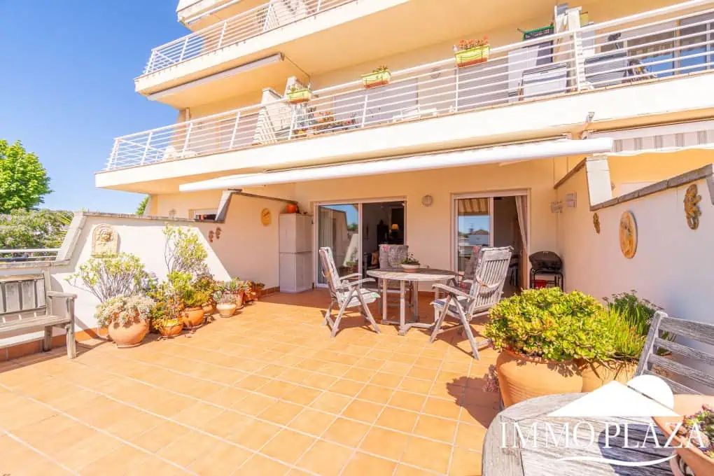 Appartement moderne avec vue sur le canal, 2 chambres, grande terrasse 40m2, débarras et parking. Piscine, jardin et amarrage commun.