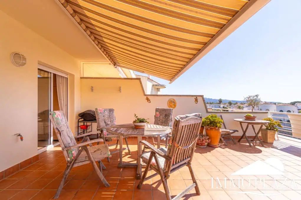 Appartement moderne avec vue sur le canal, 2 chambres, grande terrasse 40m2, débarras et parking. Piscine, jardin et amarrage commun.