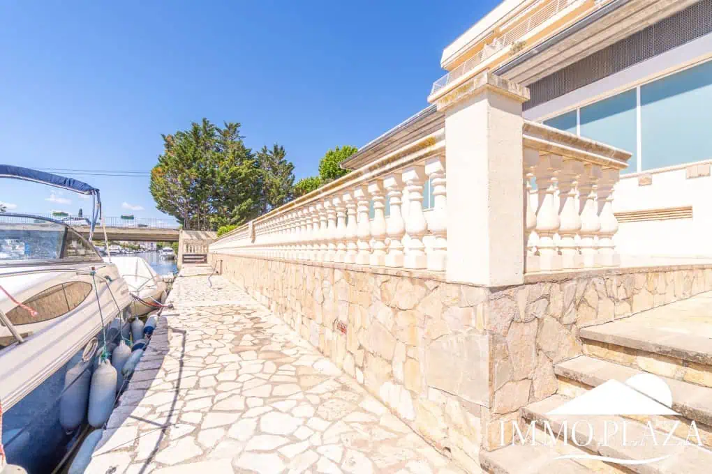 Appartement moderne avec vue sur le canal, 2 chambres, grande terrasse 40m2, débarras et parking. Piscine, jardin et amarrage commun.