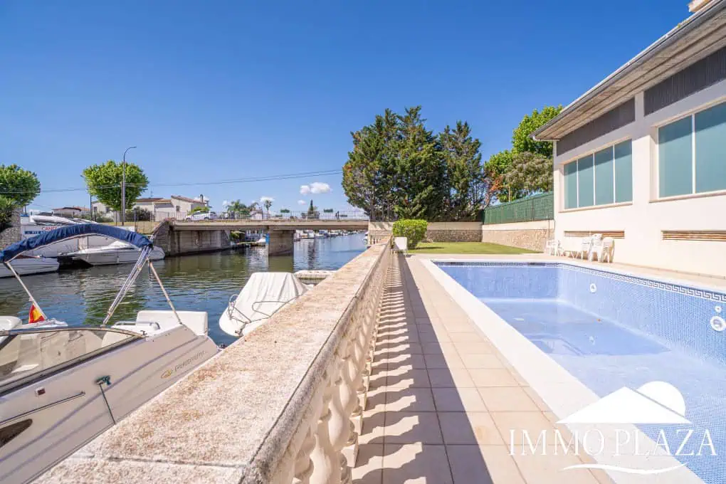 Appartement moderne avec vue sur le canal, 2 chambres, grande terrasse 40m2, débarras et parking. Piscine, jardin et amarrage commun.