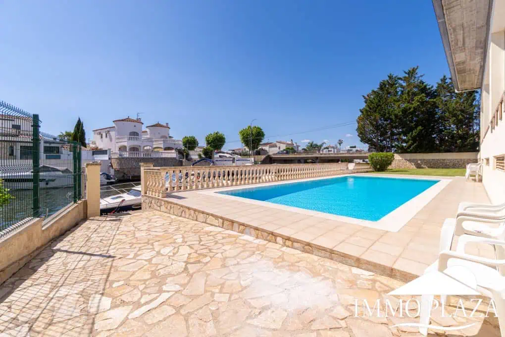 Appartement moderne avec vue sur le canal, 2 chambres, grande terrasse 40m2, débarras et parking. Piscine, jardin et amarrage commun.