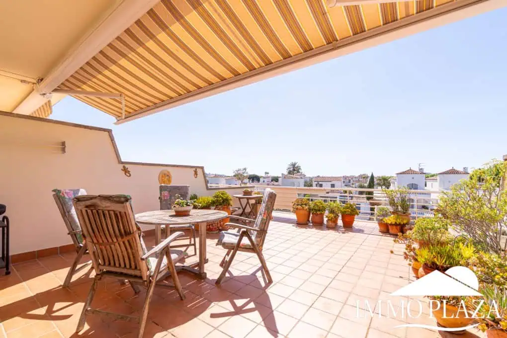 Appartement moderne avec vue sur le canal, 2 chambres, grande terrasse 40m2, débarras et parking. Piscine, jardin et amarrage commun.