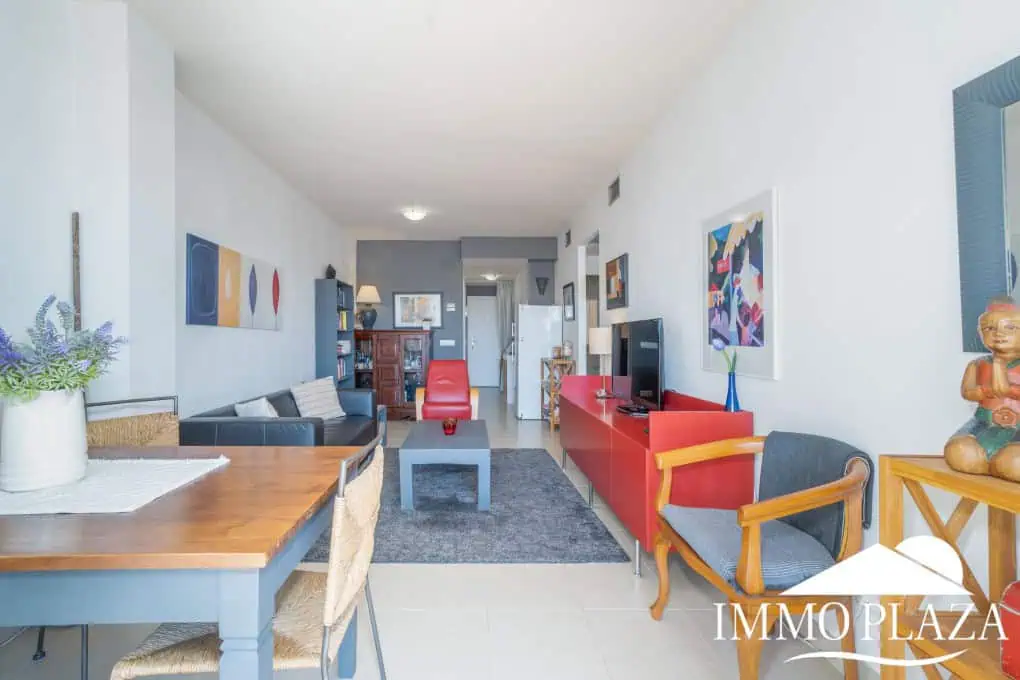 Appartement moderne avec vue sur le canal, 2 chambres, grande terrasse 40m2, débarras et parking. Piscine, jardin et amarrage commun.