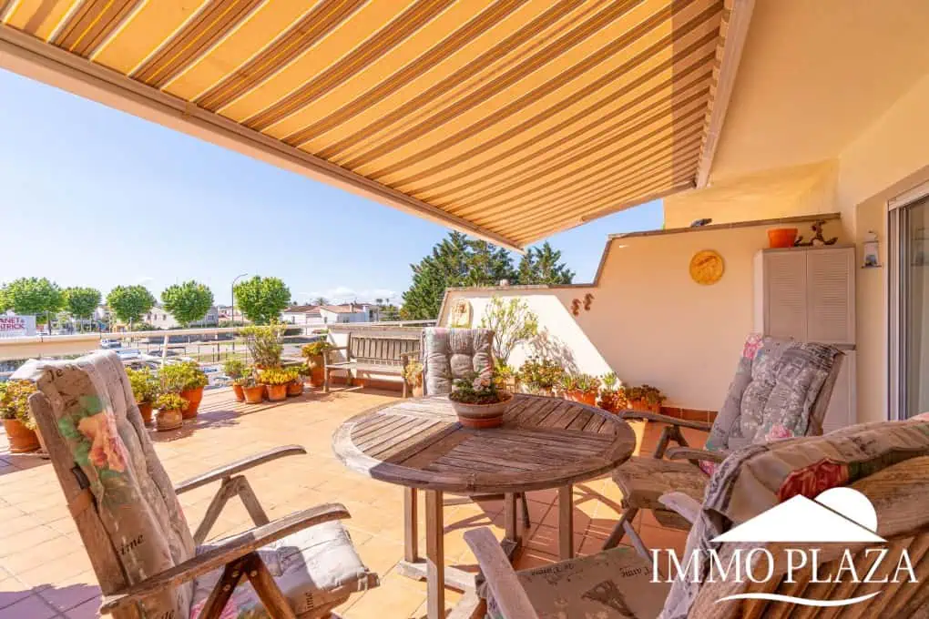 Appartement moderne avec vue sur le canal, 2 chambres, grande terrasse 40m2, débarras et parking. Piscine, jardin et amarrage commun.