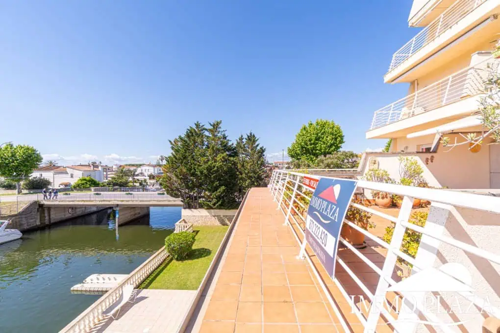 Appartement moderne avec vue sur le canal, 2 chambres, grande terrasse 40m2, débarras et parking. Piscine, jardin et amarrage commun.