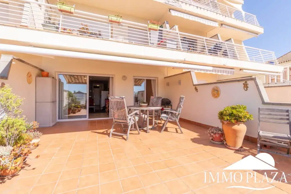 Appartement moderne avec vue sur le canal, 2 chambres, grande terrasse 40m2, débarras et parking. Piscine, jardin et amarrage commun.