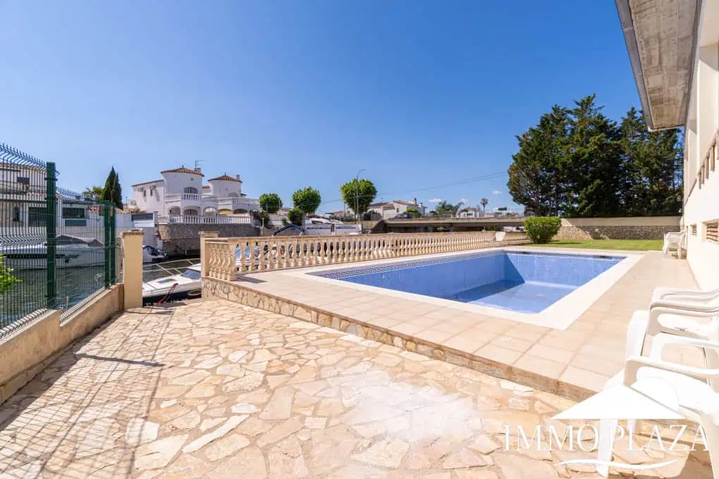 Appartement moderne avec vue sur le canal, 2 chambres, grande terrasse 40m2, débarras et parking. Piscine, jardin et amarrage commun.