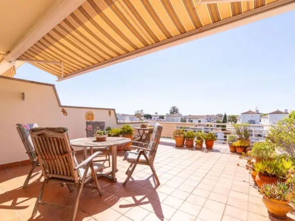 Modern apartment with canal views, 2 bedrooms, a 40 m² terrace, storage room, and parking. Comunal pool, garden, and boat mooring.