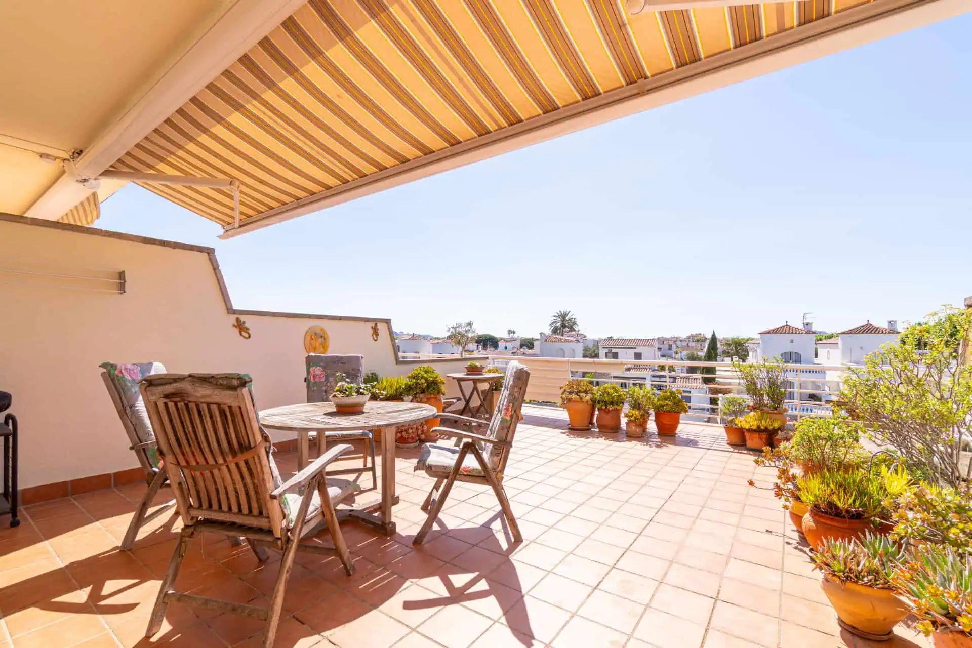 14052025153956_642 Pis modern amb vistes al canal, 2 habitacions, terrassa de 40 m², traster i plaça d’aparcament. Piscina compartida, jardí i amarratge de vaixells.