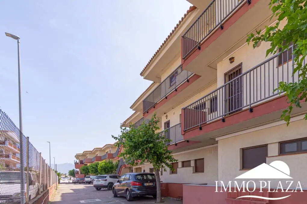 Beautiful renovated apartment near the sea, 2 bedrooms, canal views, south facing: pool, boat moorings and communal parking.