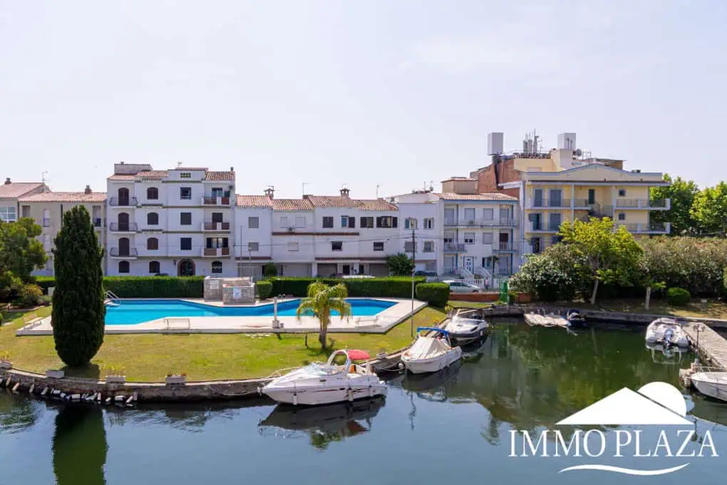 Beautiful renovated apartment near the sea, 2 bedrooms, canal views, south facing: pool, boat moorings and communal parking.