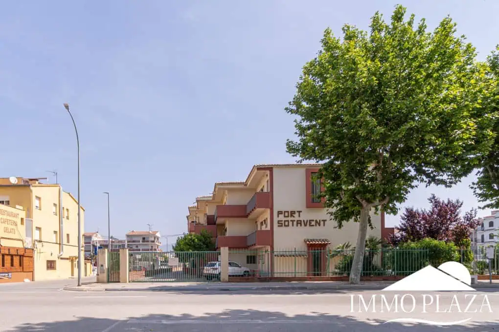 Beautiful renovated apartment near the sea, 2 bedrooms, canal views, south facing: pool, boat moorings and communal parking.