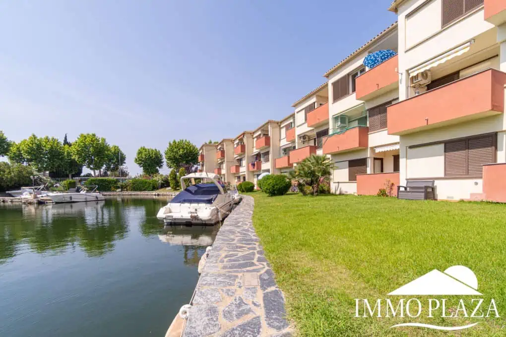 Beautiful renovated apartment near the sea, 2 bedrooms, canal views, south facing: pool, boat moorings and communal parking.