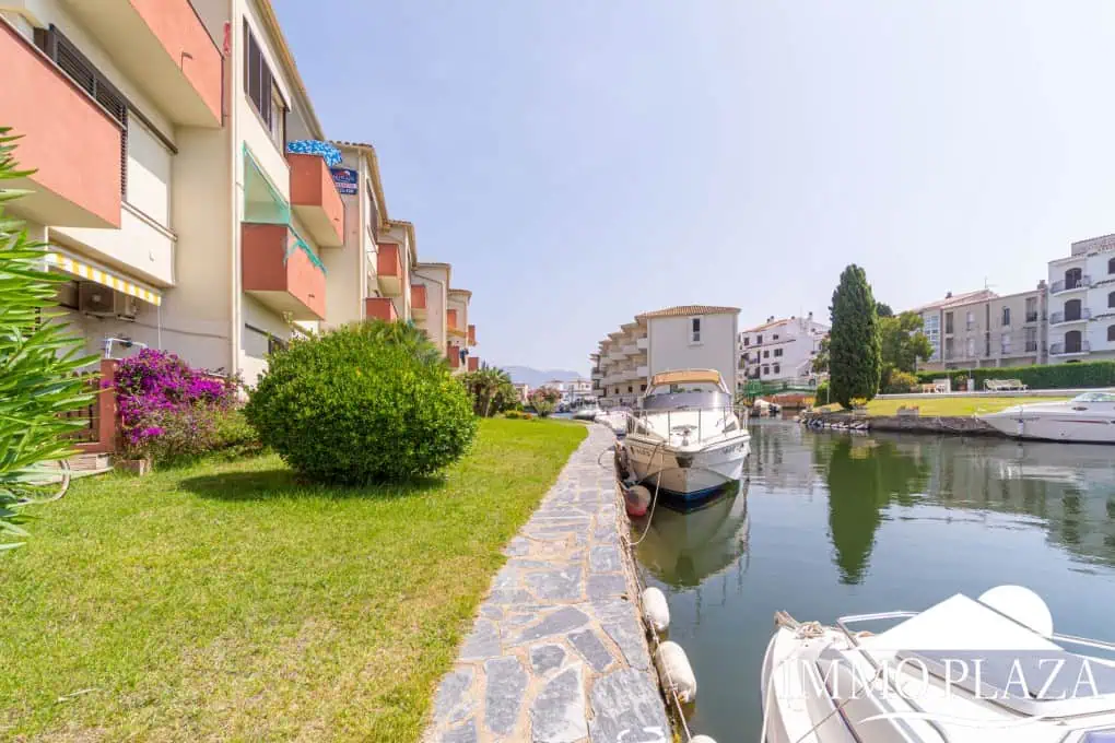 Beautiful renovated apartment near the sea, 2 bedrooms, canal views, south facing: pool, boat moorings and communal parking.