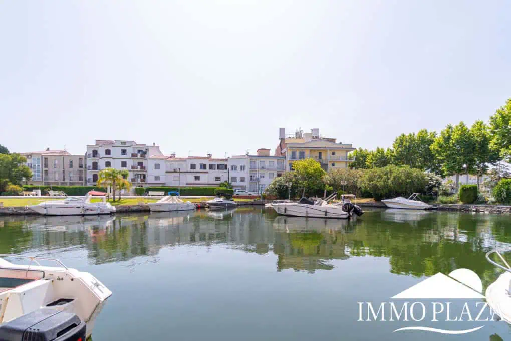 Beautiful renovated apartment near the sea, 2 bedrooms, canal views, south facing: pool, boat moorings and communal parking.