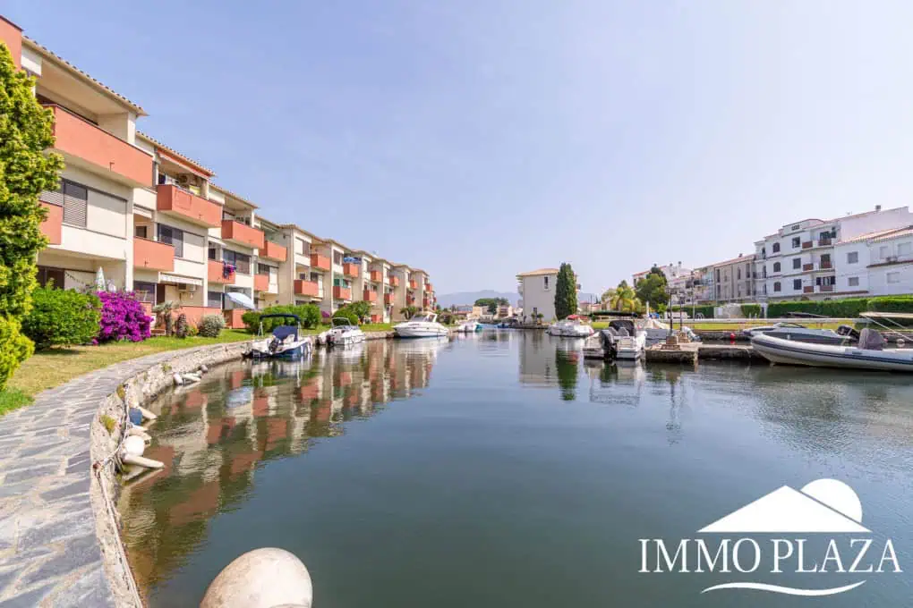 Beautiful renovated apartment near the sea, 2 bedrooms, canal views, south facing: pool, boat moorings and communal parking.