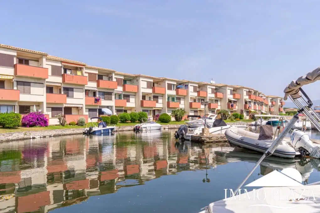 Beautiful renovated apartment near the sea, 2 bedrooms, canal views, south facing: pool, boat moorings and communal parking.