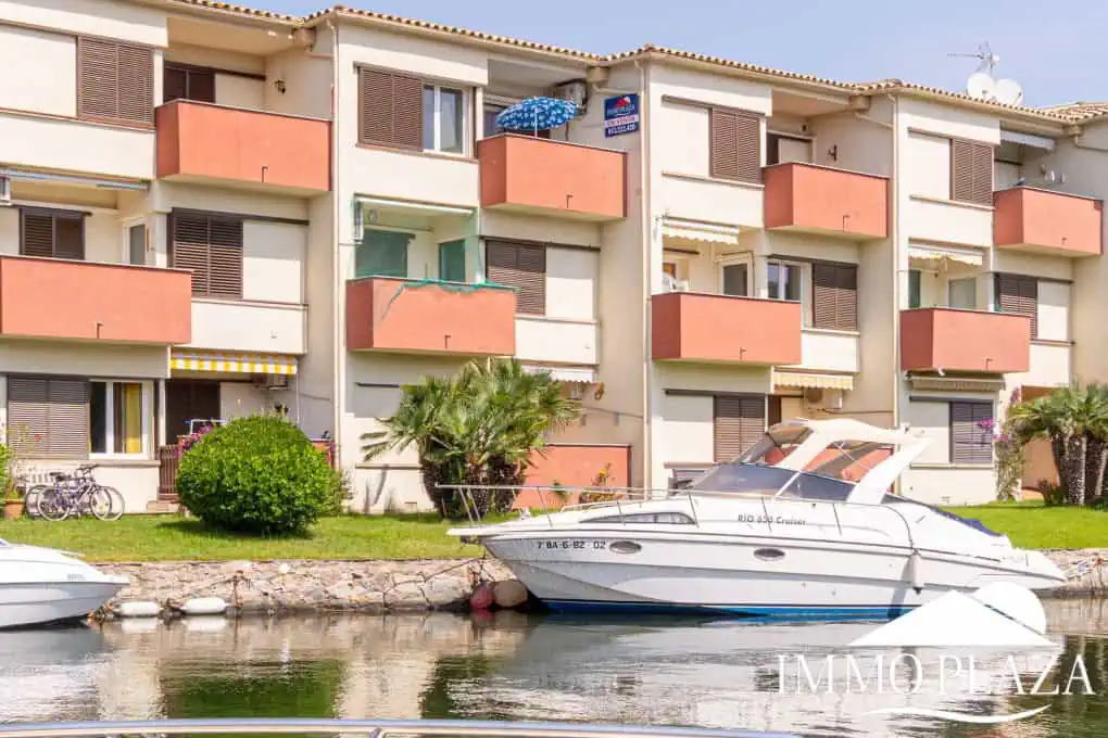 Beautiful renovated apartment near the sea, 2 bedrooms, canal views, south facing: pool, boat moorings and communal parking.