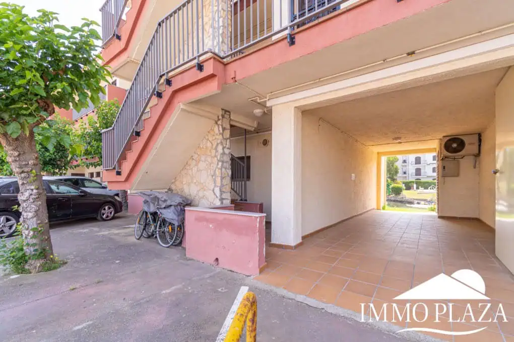 Beautiful renovated apartment near the sea, 2 bedrooms, canal views, south facing: pool, boat moorings and communal parking.