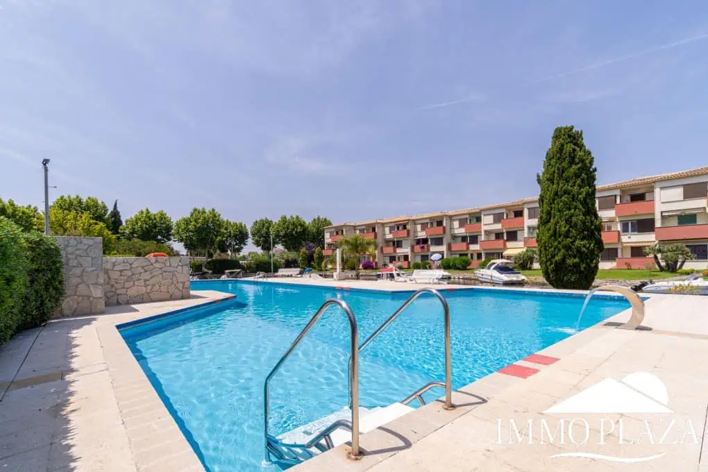 Beautiful renovated apartment near the sea, 2 bedrooms, canal views, south facing: pool, boat moorings and communal parking.