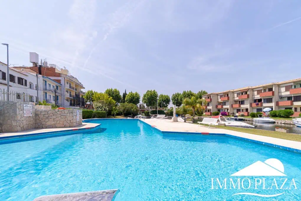 Beautiful renovated apartment near the sea, 2 bedrooms, canal views, south facing: pool, boat moorings and communal parking.