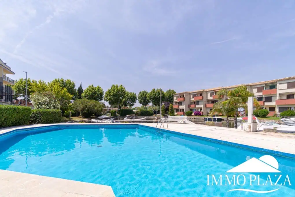 Beautiful renovated apartment near the sea, 2 bedrooms, canal views, south facing: pool, boat moorings and communal parking.