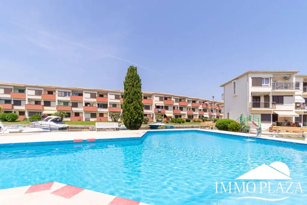 Beautiful renovated apartment near the sea, 2 bedrooms, canal views, south facing: pool, boat moorings and communal parking.