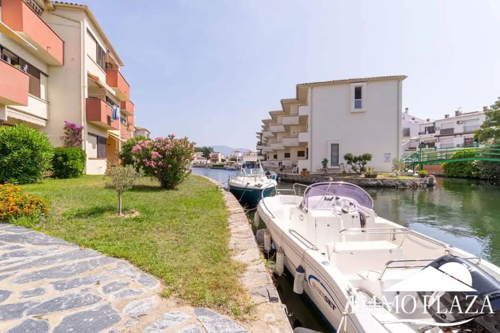 Beautiful renovated apartment near the sea, 2 bedrooms, canal views, south facing: pool, boat moorings and communal parking.