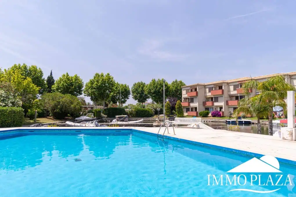 Beautiful renovated apartment near the sea, 2 bedrooms, canal views, south facing: pool, boat moorings and communal parking.
