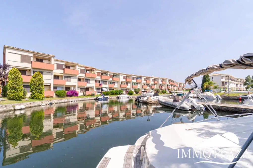 Beautiful renovated apartment near the sea, 2 bedrooms, canal views, south facing: pool, boat moorings and communal parking.