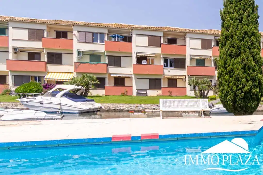 Beautiful renovated apartment near the sea, 2 bedrooms, canal views, south facing: pool, boat moorings and communal parking.