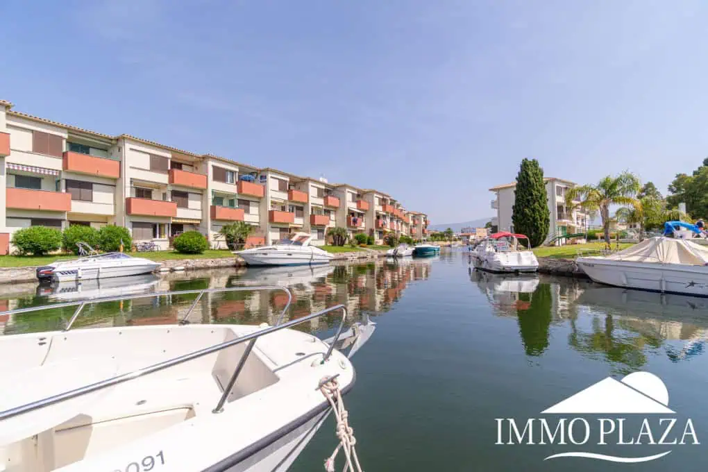Beautiful renovated apartment near the sea, 2 bedrooms, canal views, south facing: pool, boat moorings and communal parking.