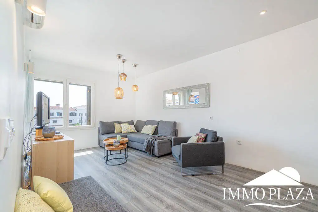 Beautiful renovated apartment near the sea, 2 bedrooms, canal views, south facing: pool, boat moorings and communal parking.
