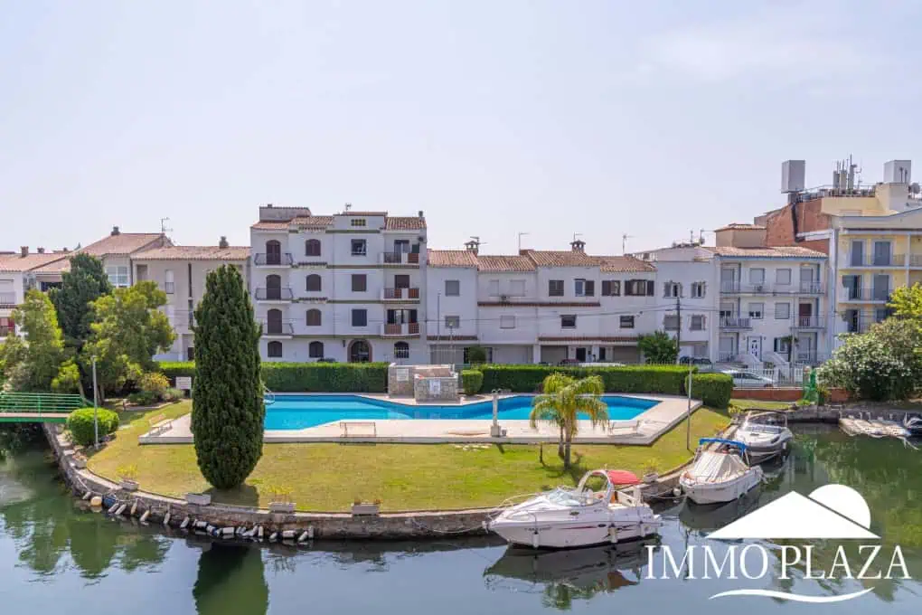 Beautiful renovated apartment near the sea, 2 bedrooms, canal views, south facing: pool, boat moorings and communal parking.