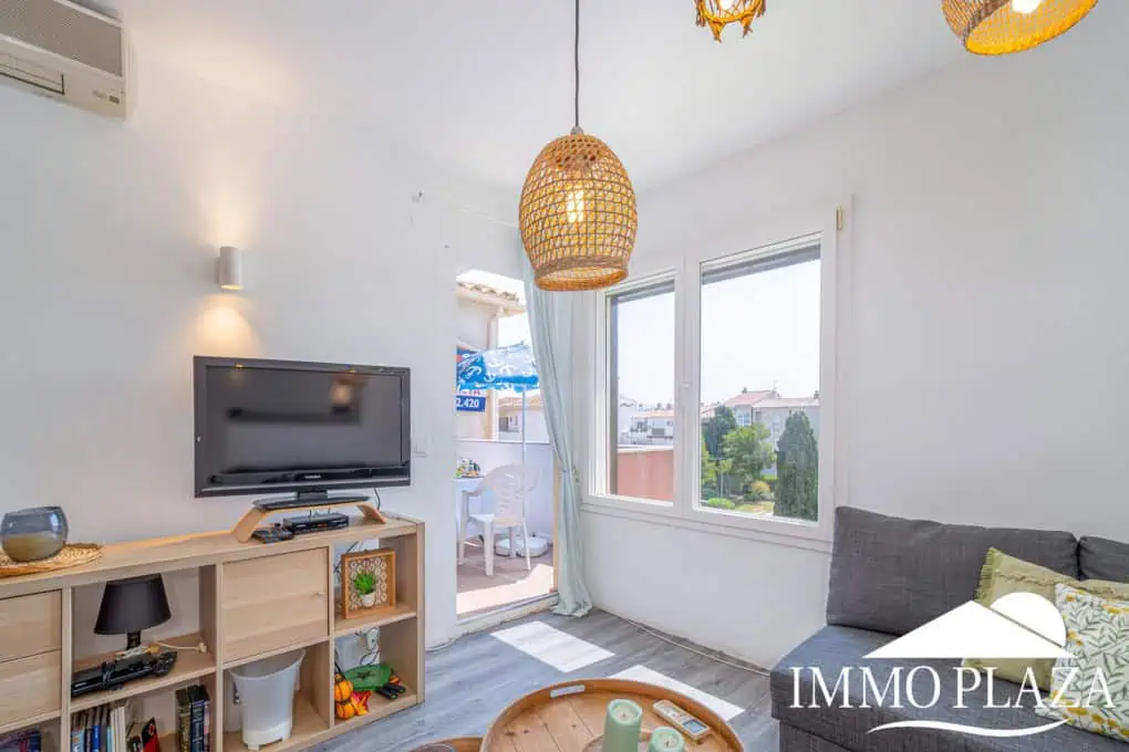 Beautiful renovated apartment near the sea, 2 bedrooms, canal views, south facing: pool, boat moorings and communal parking.