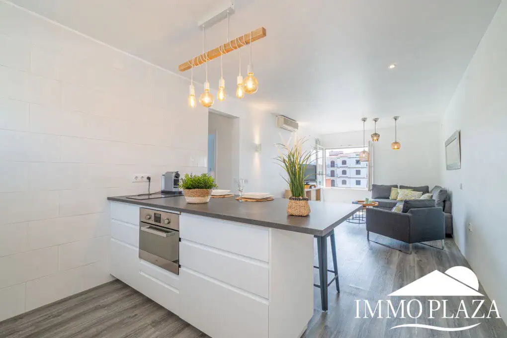 Beautiful renovated apartment near the sea, 2 bedrooms, canal views, south facing: pool, boat moorings and communal parking.