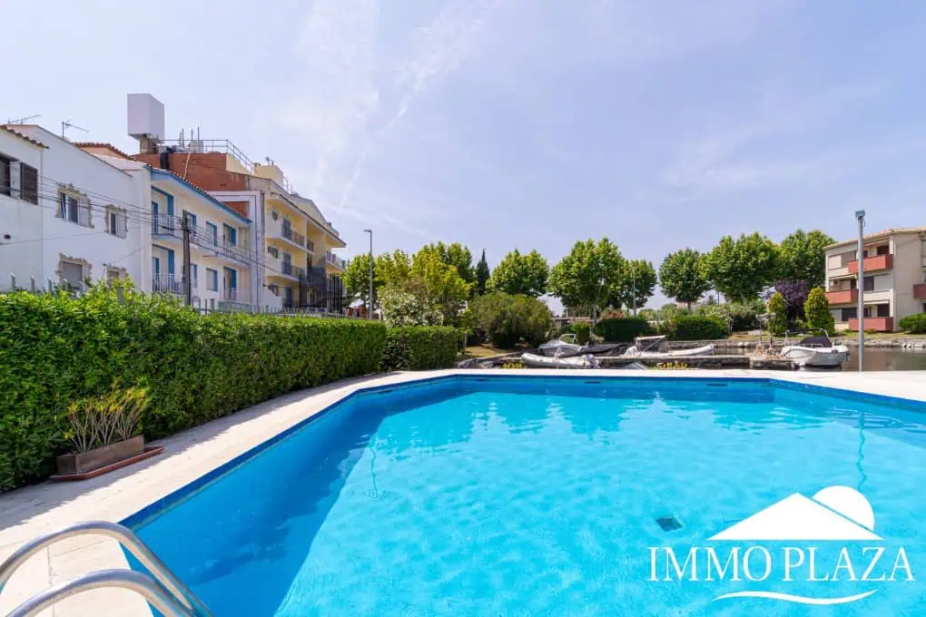Beautiful renovated apartment near the sea, 2 bedrooms, canal views, south facing: pool, boat moorings and communal parking.