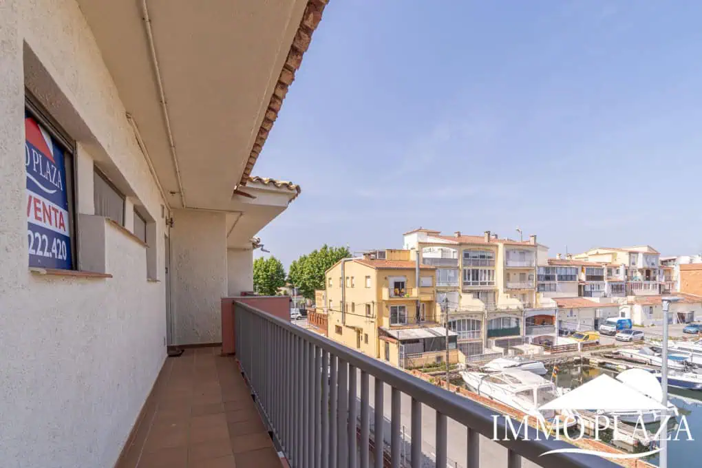 Beautiful renovated apartment near the sea, 2 bedrooms, canal views, south facing: pool, boat moorings and communal parking.