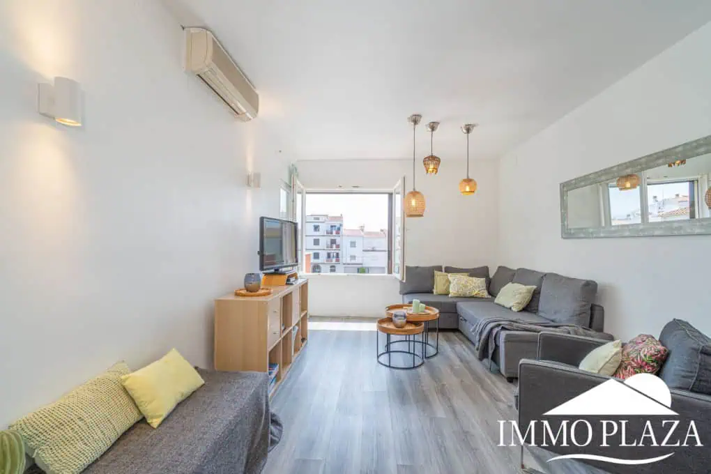 Beautiful renovated apartment near the sea, 2 bedrooms, canal views, south facing: pool, boat moorings and communal parking.