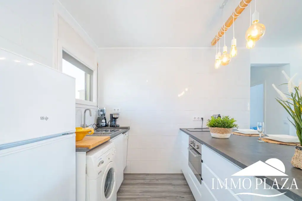Beautiful renovated apartment near the sea, 2 bedrooms, canal views, south facing: pool, boat moorings and communal parking.