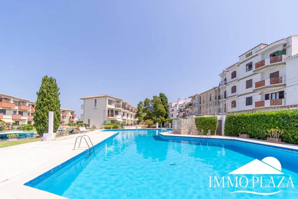 Beautiful renovated apartment near the sea, 2 bedrooms, canal views, south facing: pool, boat moorings and communal parking.