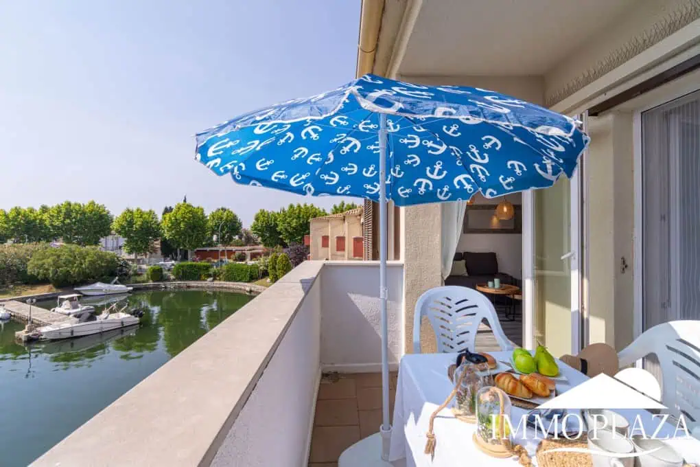 Beautiful renovated apartment near the sea, 2 bedrooms, canal views, south facing: pool, boat moorings and communal parking.