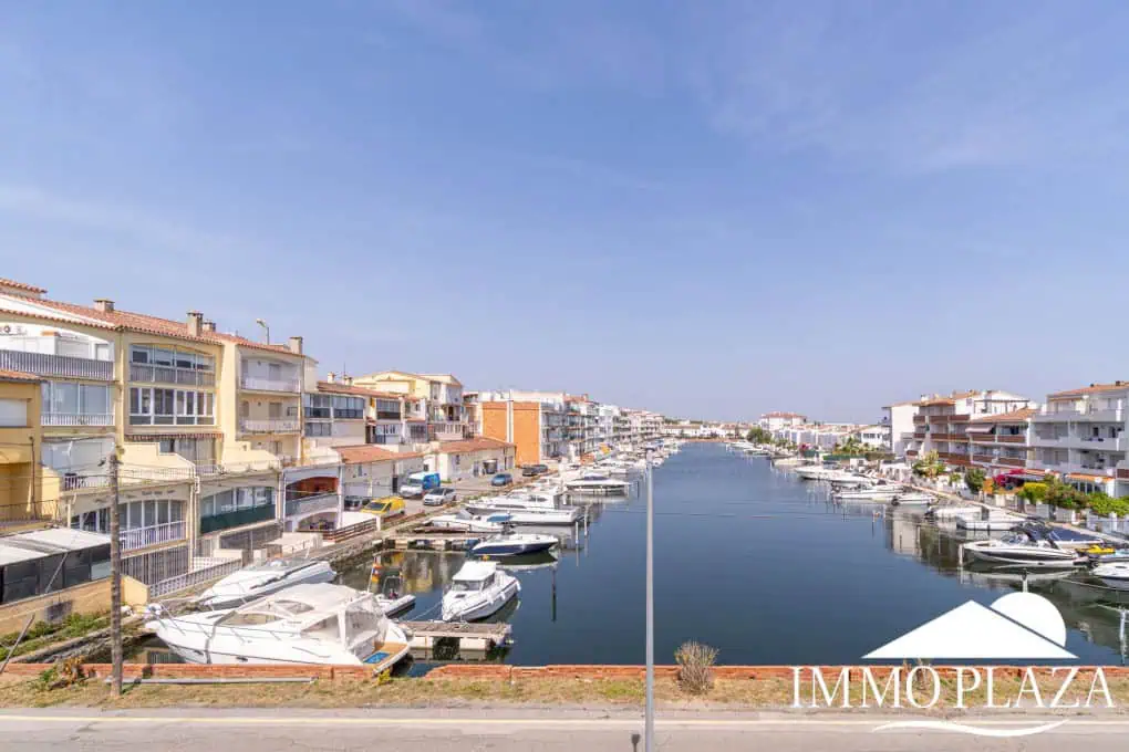 Beautiful renovated apartment near the sea, 2 bedrooms, canal views, south facing: pool, boat moorings and communal parking.