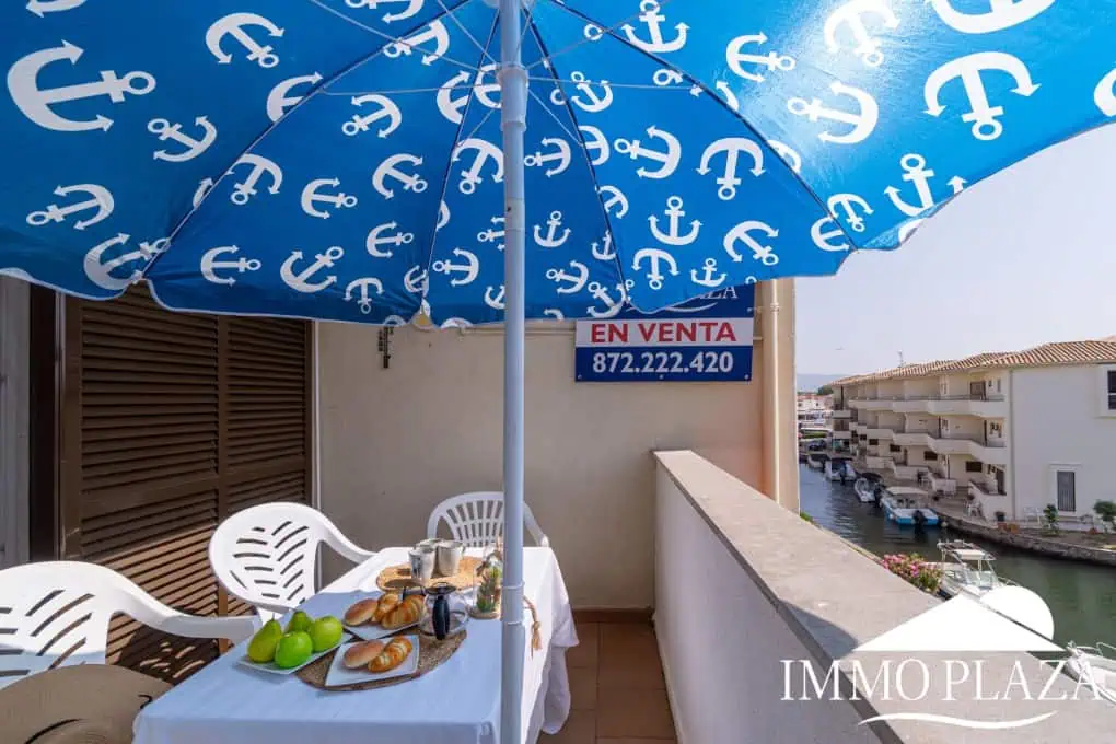 Beautiful renovated apartment near the sea, 2 bedrooms, canal views, south facing: pool, boat moorings and communal parking.