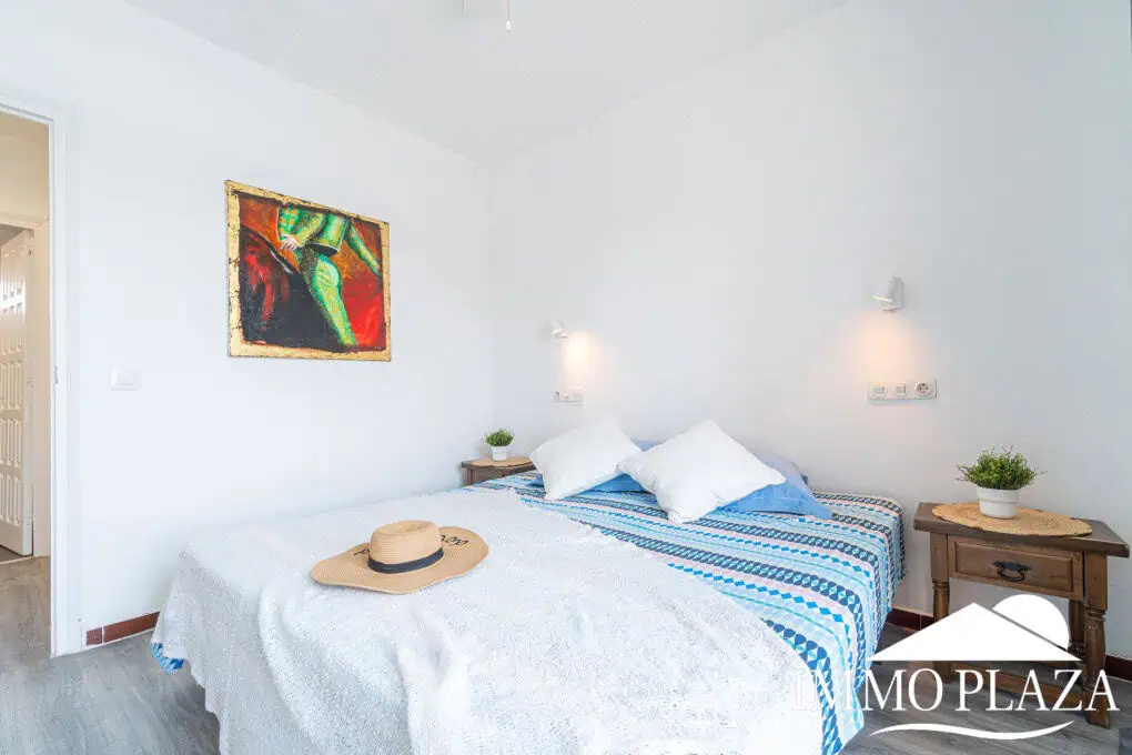 Beautiful renovated apartment near the sea, 2 bedrooms, canal views, south facing: pool, boat moorings and communal parking.